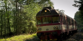 Vlak u Čerčan srazil a usmrtil muže, provoz na trati je přerušen