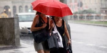 Dosavadní tropické teploty vystřídají v neděli bouřky a přívalové deště