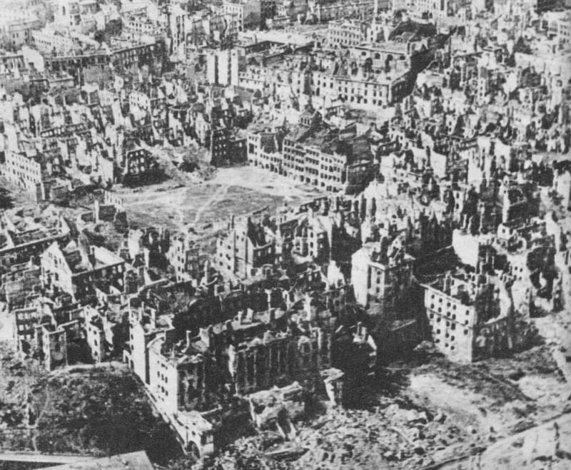 Varšava byla v lednu 1945 z 80 procent zdevastovaná. 