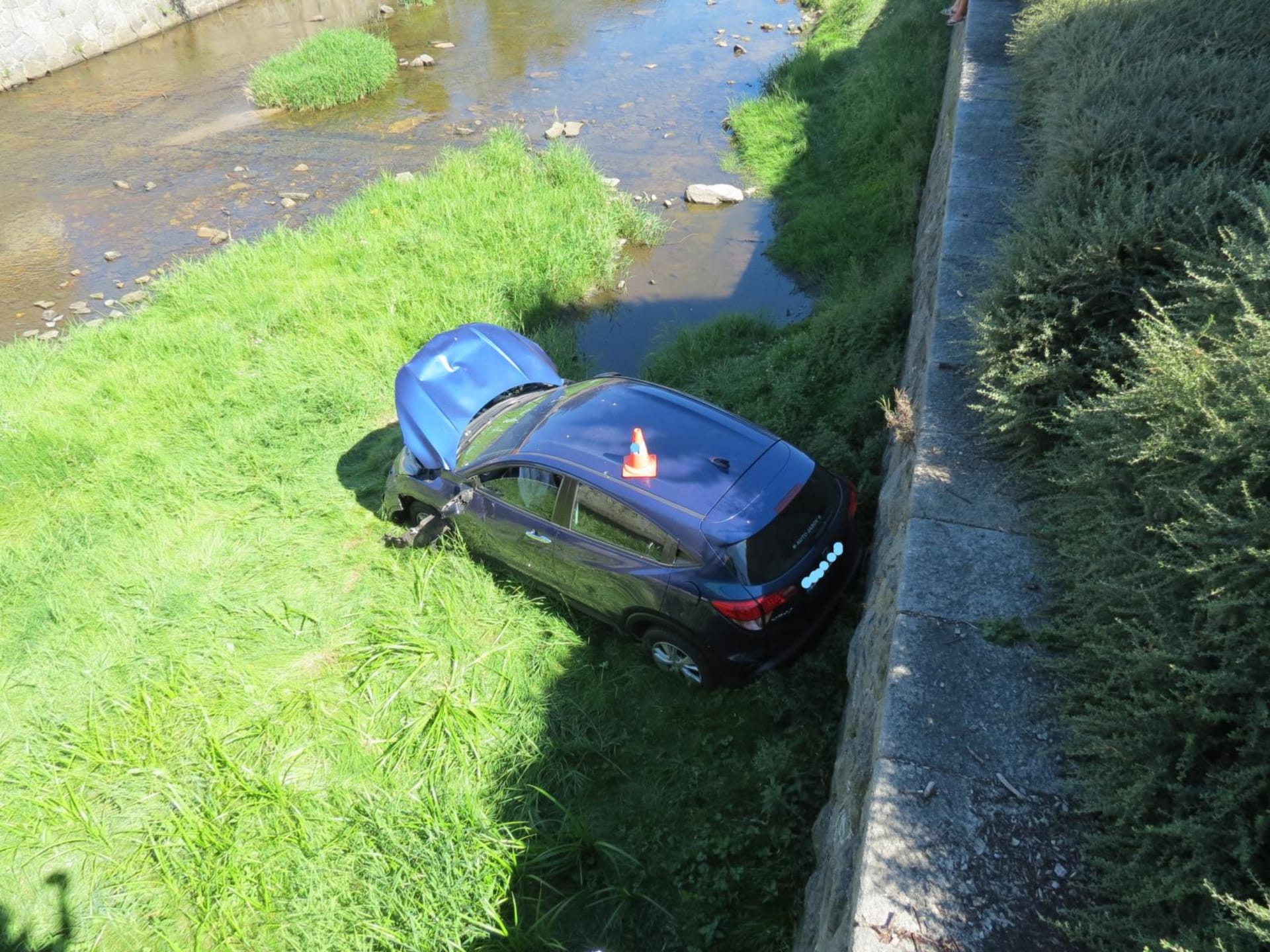 Řidička spadla s autem do řeky Volyňky.