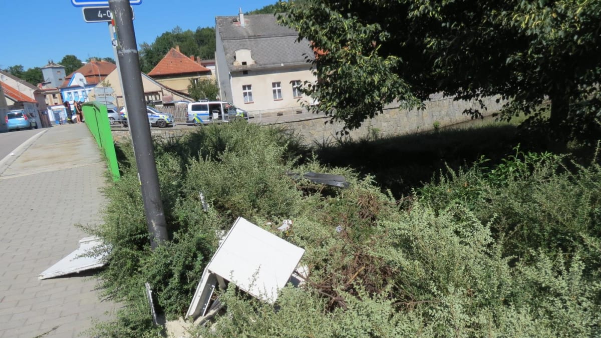 Řidička ve Volyni se chtěla vyhnout chodkyni a skončila v řece.