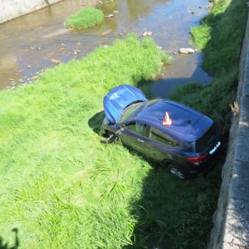 Řidička spadla s autem do řeky Volyňky.