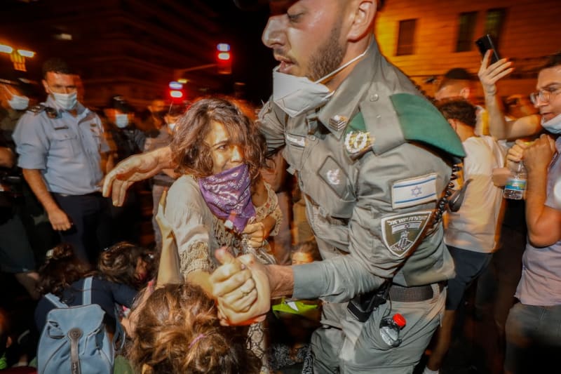Při protestech proti izraelskému premiérovi bylo zatčeno 12 lidí.
