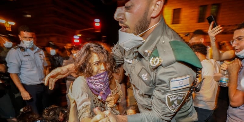 Při protestech proti izraelskému premiérovi bylo zatčeno 12 lidí.