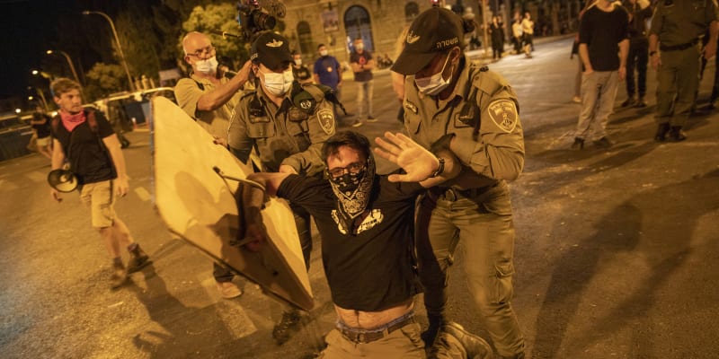 Tisíce demonstrantů se zúčastnily v sobotu večer v Izraeli protestů proti Netanjahuovi.