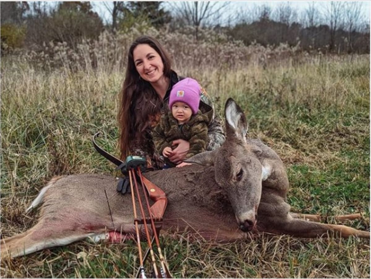 Američanka Beka Garrisová společně s dcerou Isabellou po lovu