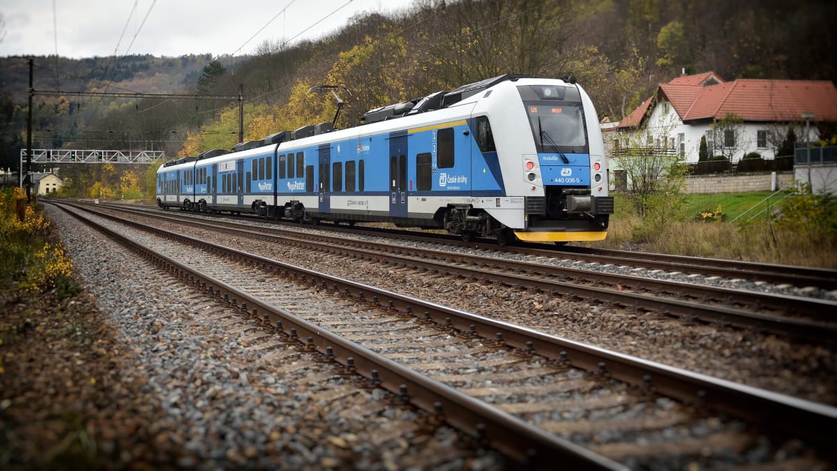 Kvůli poruše trakčního vedení byl zastavený provoz vlaků v koridoru u Poříčan na Kolínsku. 