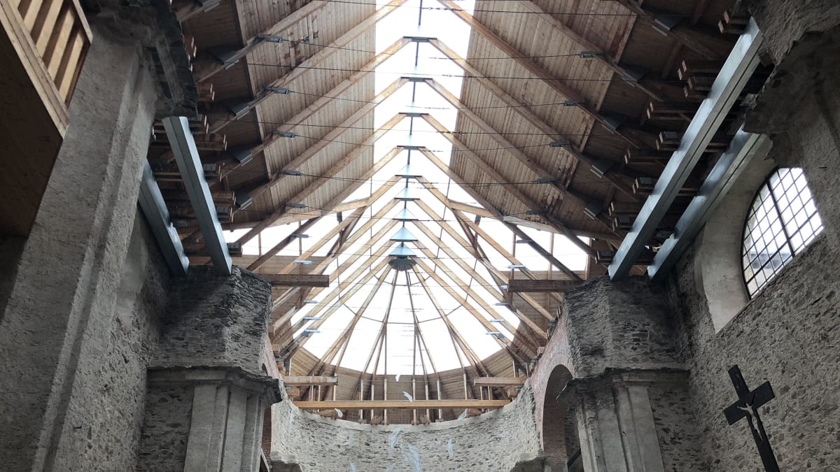 Kostel v Neratově okouzlí prosklenou střechou.