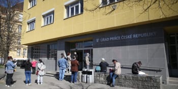 Nezaměstnanost v Česku stoupla, práci shánělo přes čtvrt milionu lidí. Míst ubylo
