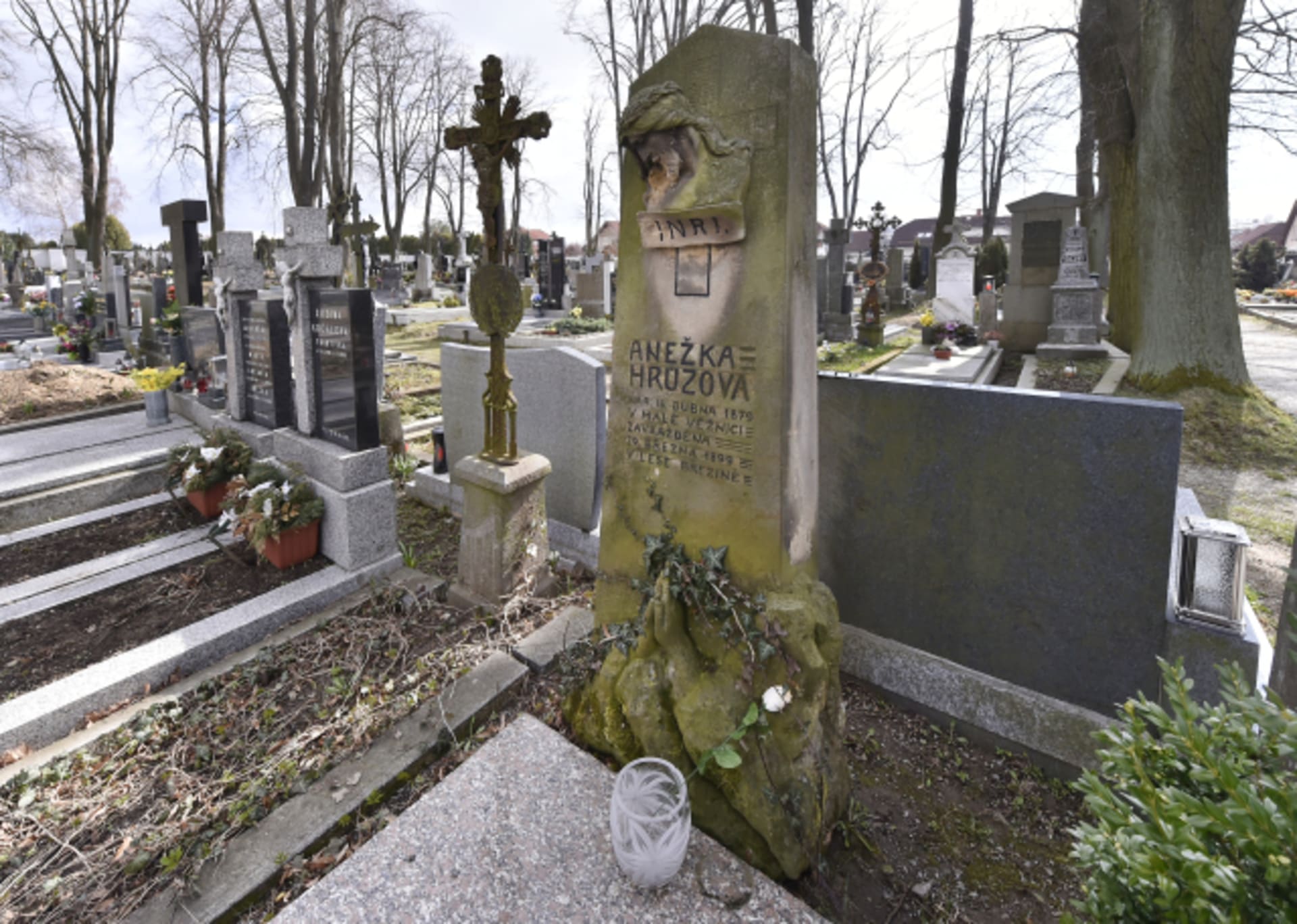 Hrob Anežky Hrůzové spolu s místem vraždy patří k oblíbeným místům připomínkových akcí antisemitů a neonacistů.