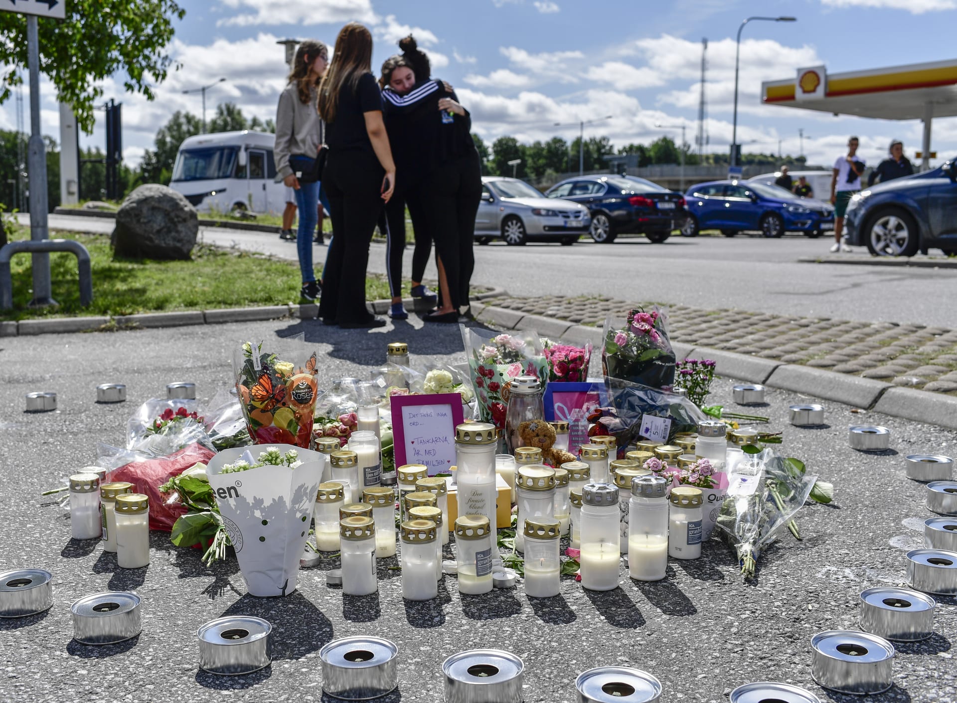Na místo neštěstí lidé den po incidentu nosili květiny, svíčky a vzpomínkové předměty.