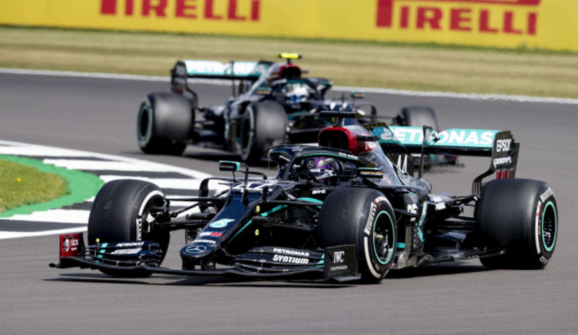 Lewis Hamilton a Valtteri Bottas v barvách týmu Mercedes si zatím rozdělili vítězství ve všech dosavadních závodech sezony.