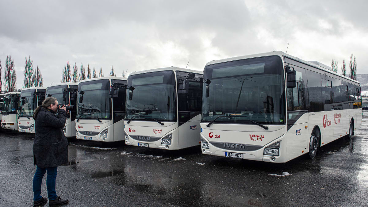 Autobusy, které zajišťují dopravu v Libereckém kraji. (Ilustrační snímek)