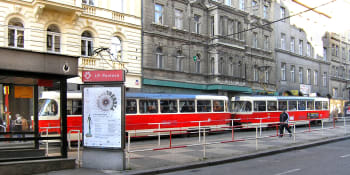 Havárie vody omezila tramvajovou dopravu v Praze, oprava potrvá do sobotního rána