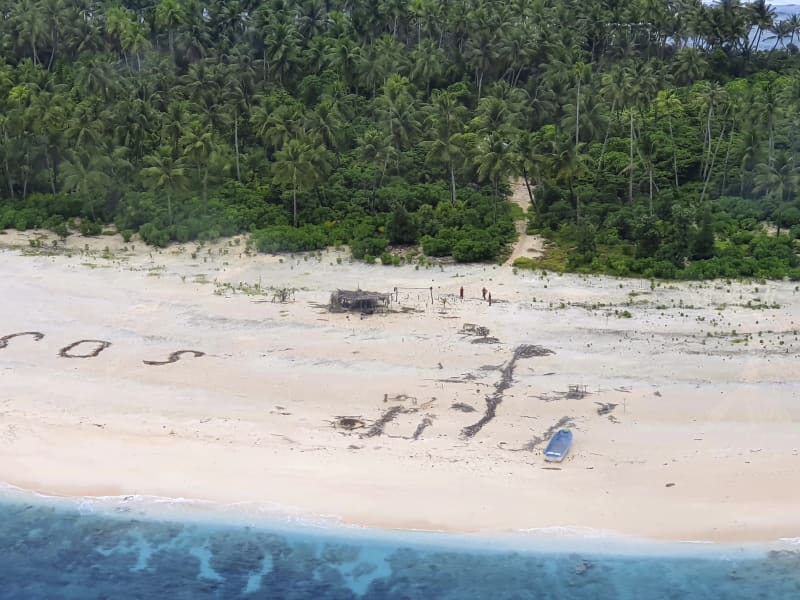 Nápis SOS v písku zachránil život třem mužům, kteří ztroskotali na maličkém pustém ostrově v Tichém oceánu.