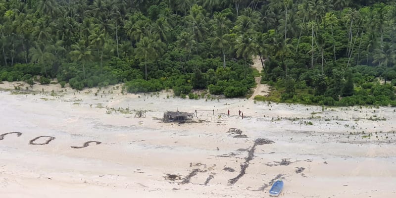 Nápis SOS v písku zachránil život třem mužům, kteří ztroskotali na maličkém pustém ostrově v Tichém oceánu.