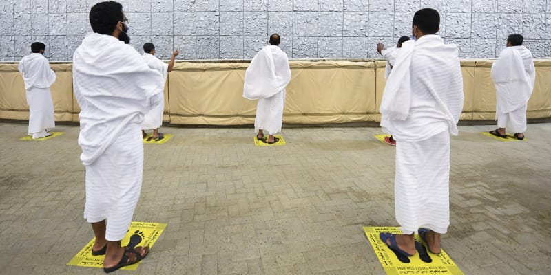  Muslimové házeli oblázky při symbolickém kamenování Satana v Miná u saúdskoarabské Mekky a stáli přitom na žlutých značkách asi dva metry od sebe. 