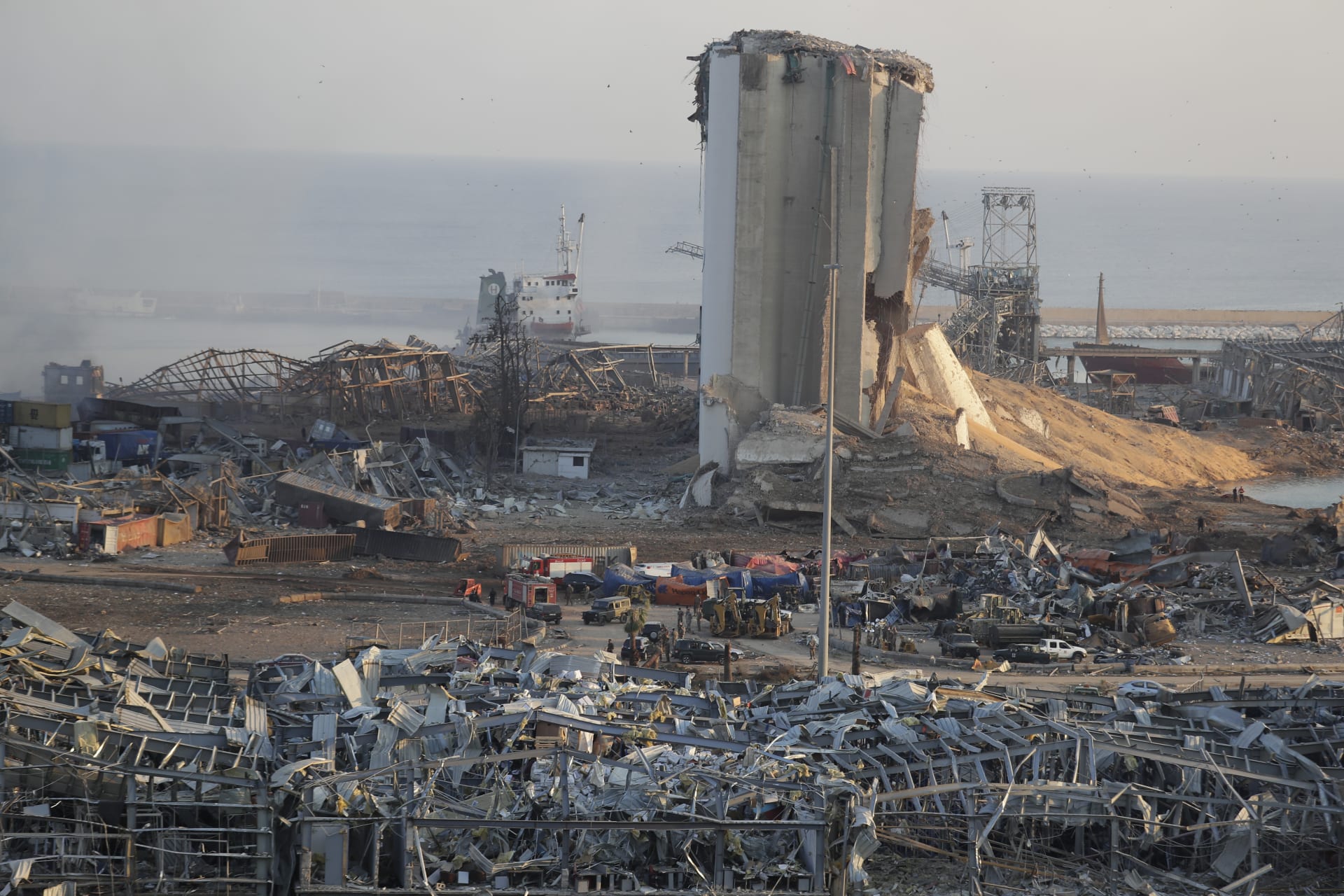 Pohled na zničené okolí bejrútského přístavu v Libanonu, kde v úterý večer vybouchl pravděpodobně sklad s chemikáliemi. 