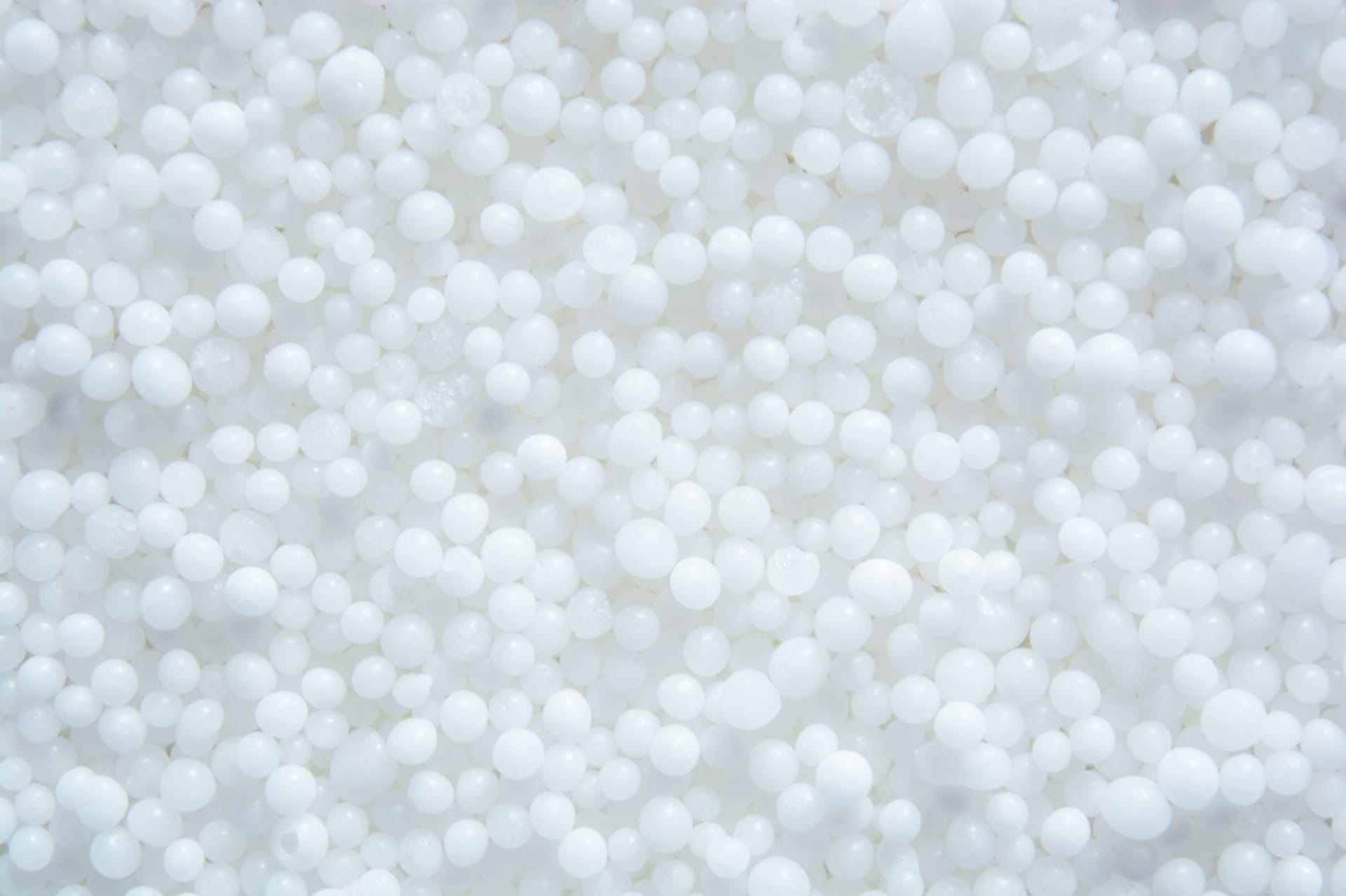 Dusičnan amonný je bílá krystalická látka silně pohlcující vzdušnou vlhkost. 