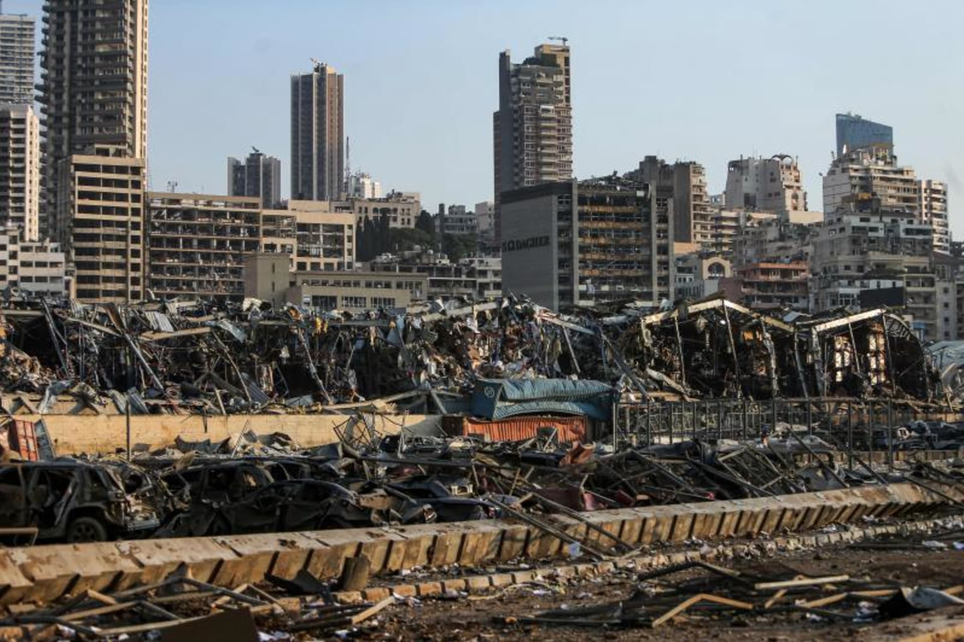 Libanonská média napsala, že na místě vypukl požár, který zavinil explozi. 