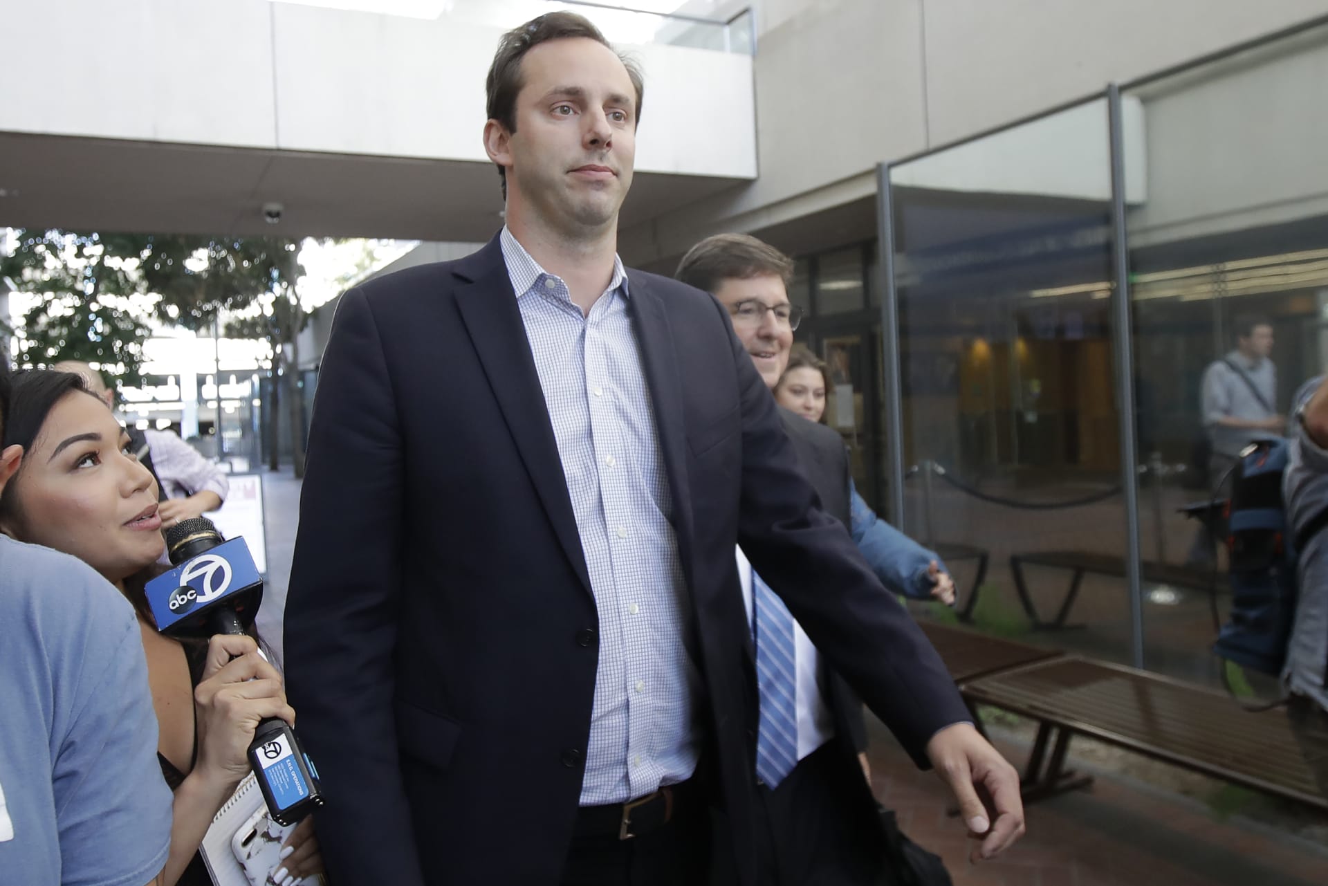 Anthony Levandowski odchází od soudu v kalifornském San José. Za krádež obchodního tajemství Googlu souvisejícího s technologií pro samořízená auta dostal trest 18 měsíců vězení. 