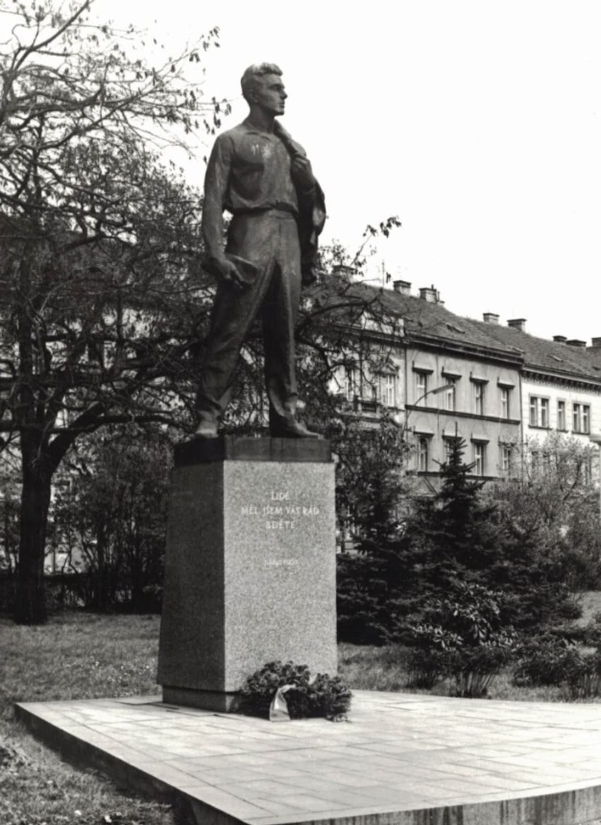 Pomník se sochou Julia Fučíka toho času v Plzni (Zdroj: Twitter/MikesVerca
