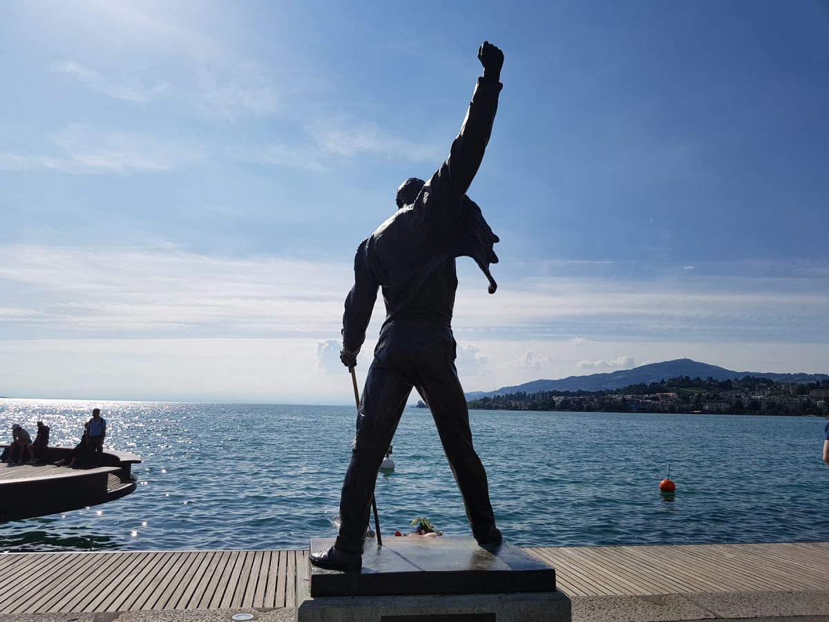 Socha Freddieho Mercuryho ve švýcarském městě Montreux na břehu Ženevského jezera (Zdroj: Facebook / Petr Štěpánek)