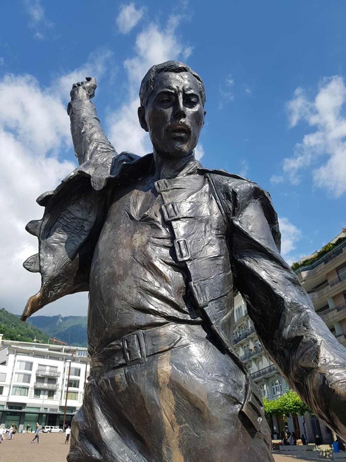 Socha Freddieho Mercuryho ve švýcarském městě Montreux na břehu Ženevského jezera  (Zdroj: Facebook / Petr Štěpánek)