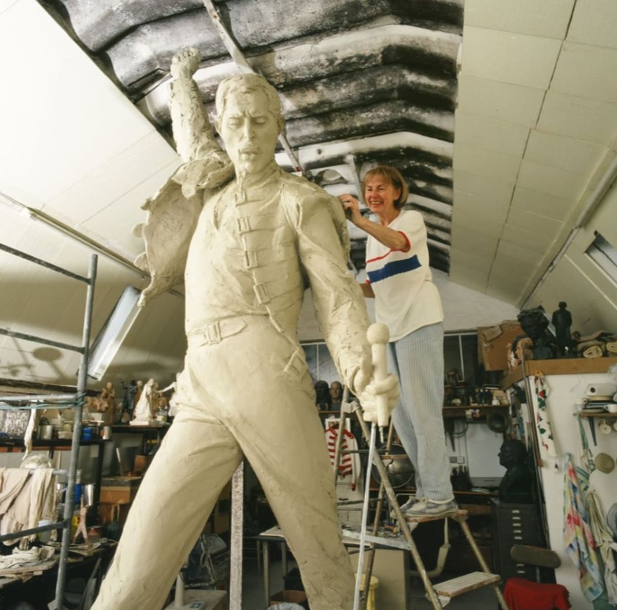 Sochařka Irena Sedlecká při práci na soše Freddieho Mercuryho