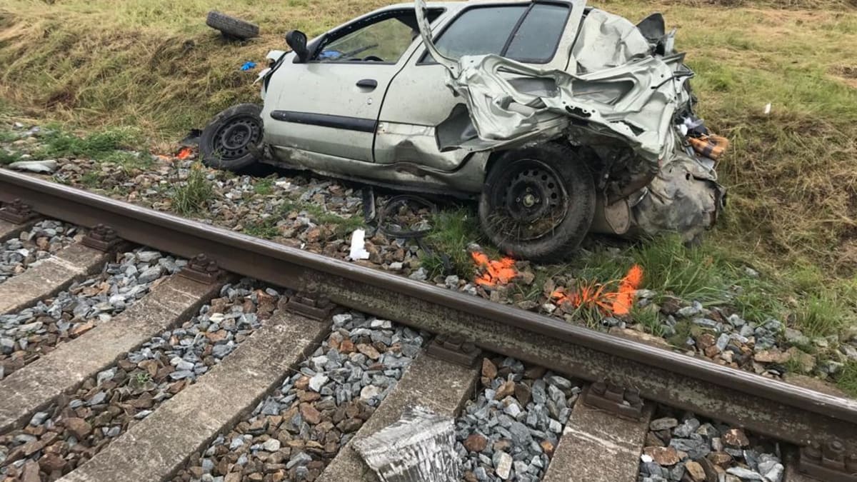 Na Pelhřimovsku se srazil vlak s autem