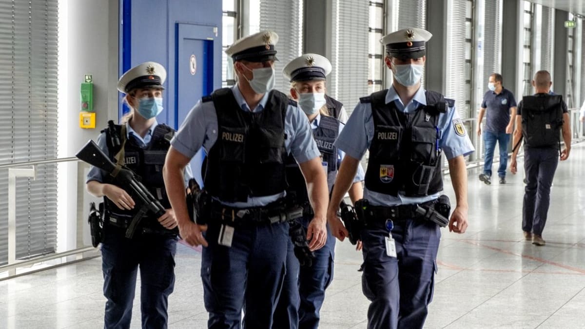 Němečtí policisté pochodují při hlídce na letišti. (Ilustrační snímek)