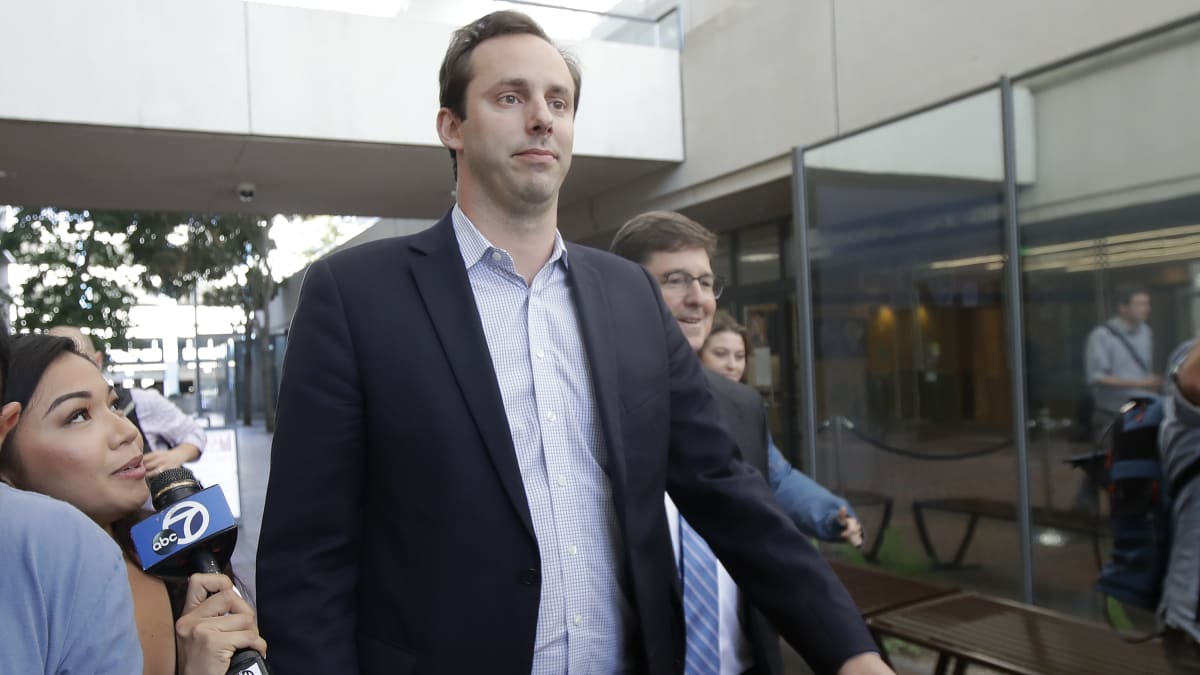 Anthony Levandowski odchází od soudu v kalifornském San José. Za krádež obchodního tajemství Googlu souvisejícího s technologií pro samořízená auta dostal trest 18 měsíců vězení. 