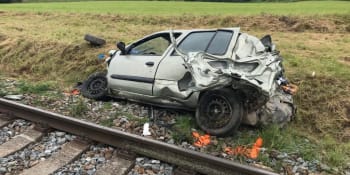 Na železničním přejezdu na Pelhřimovsku se srazil vlak s autem. Řidička vozu zemřela