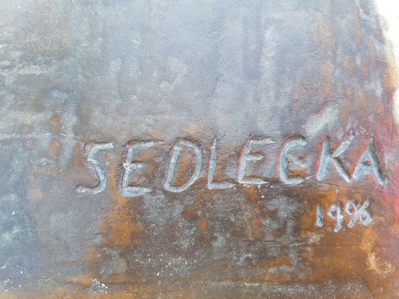 Jméno české sochařky Ireny Sedlecké na soše Freddieho Mercuryho (Zdroj: Facebook / Petr Štěpánek)