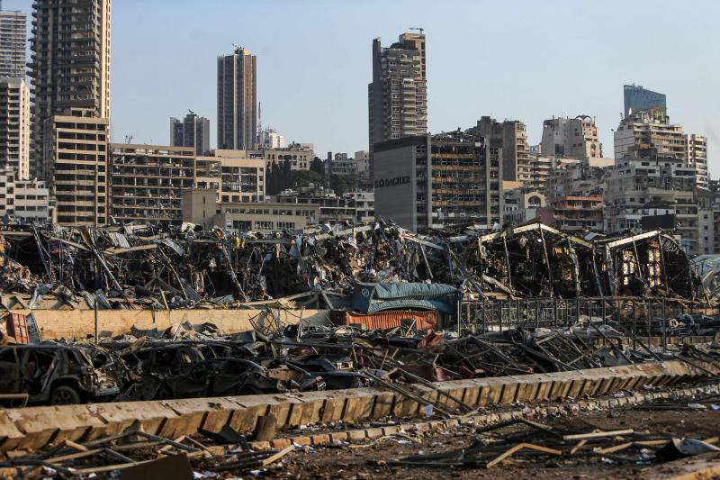 Libanonská média napsala, že na místě vypukl požár, který zavinil explozi. 