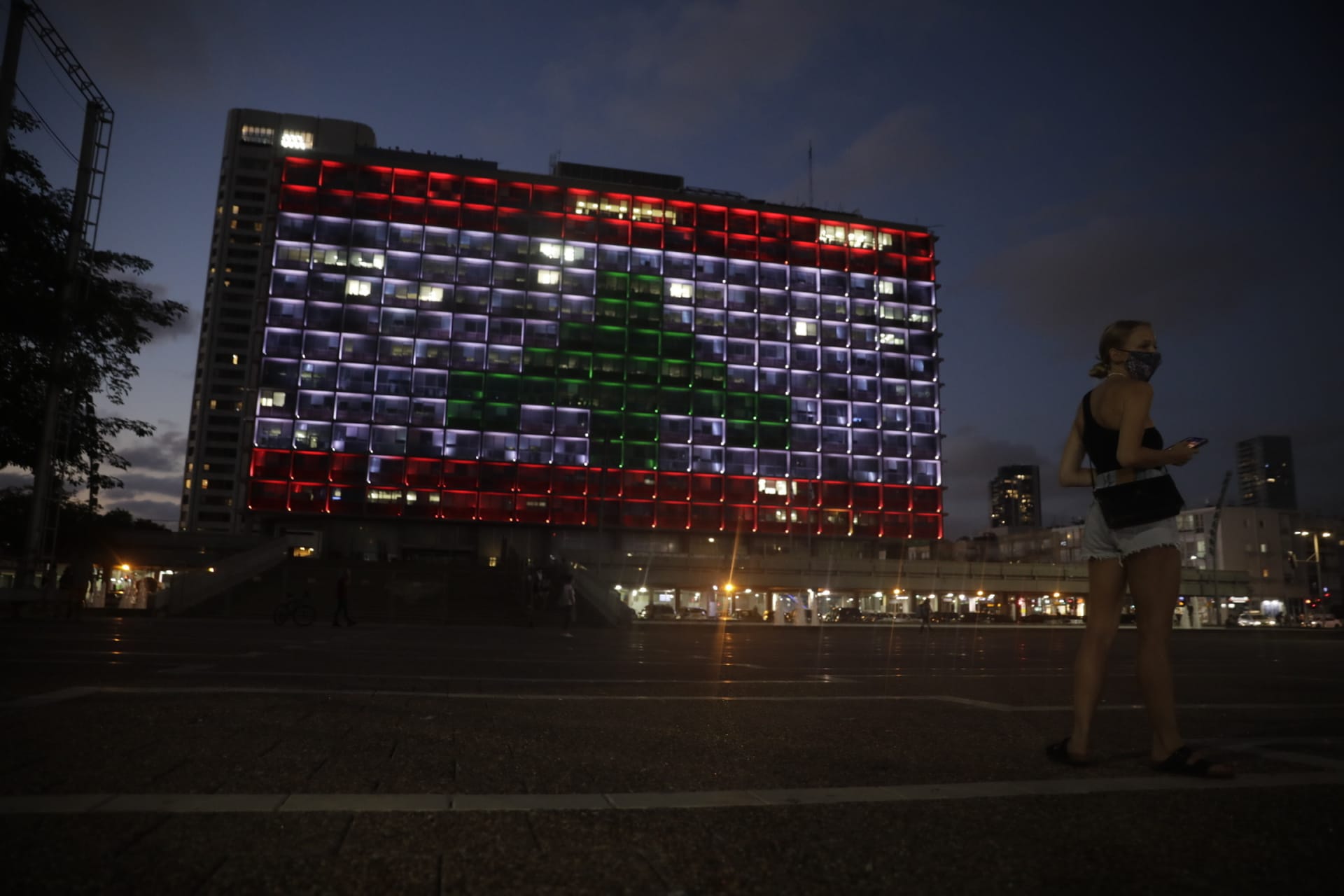 S nečekaným gestem přišli radní izraelského Tel Avivu, když ve středu večer promítli na budovu tamní radnice libanonskou vlajku jako symbol soustrasti s oběťmi úterního výbuchu v Bejrútu. Obě země jsou však ve válečném stavu.