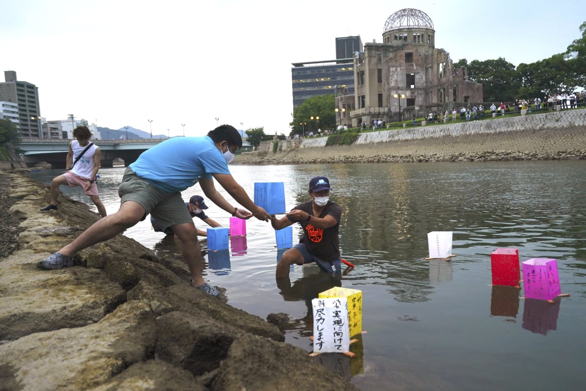 Hirošima 6. srpna 2020, lidé vypouštění papírové lucerny k uctění památky.