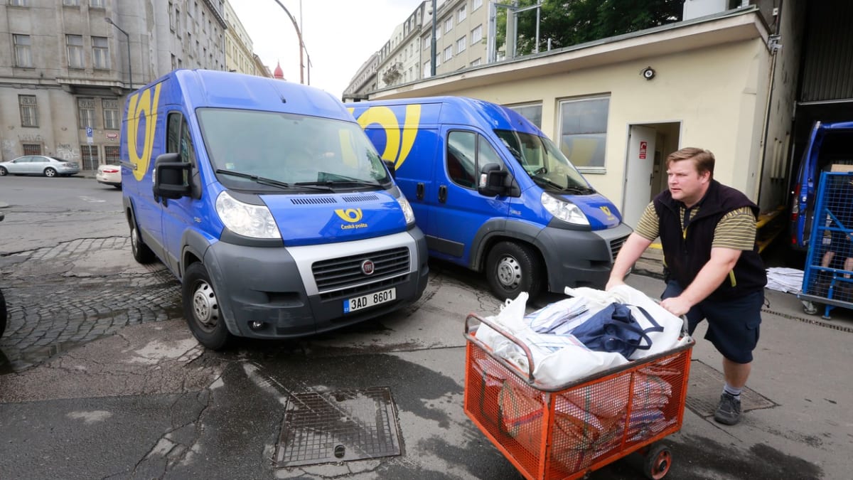 Česká pošta by měla projít zásadní změnou, říkají někteří politici. 