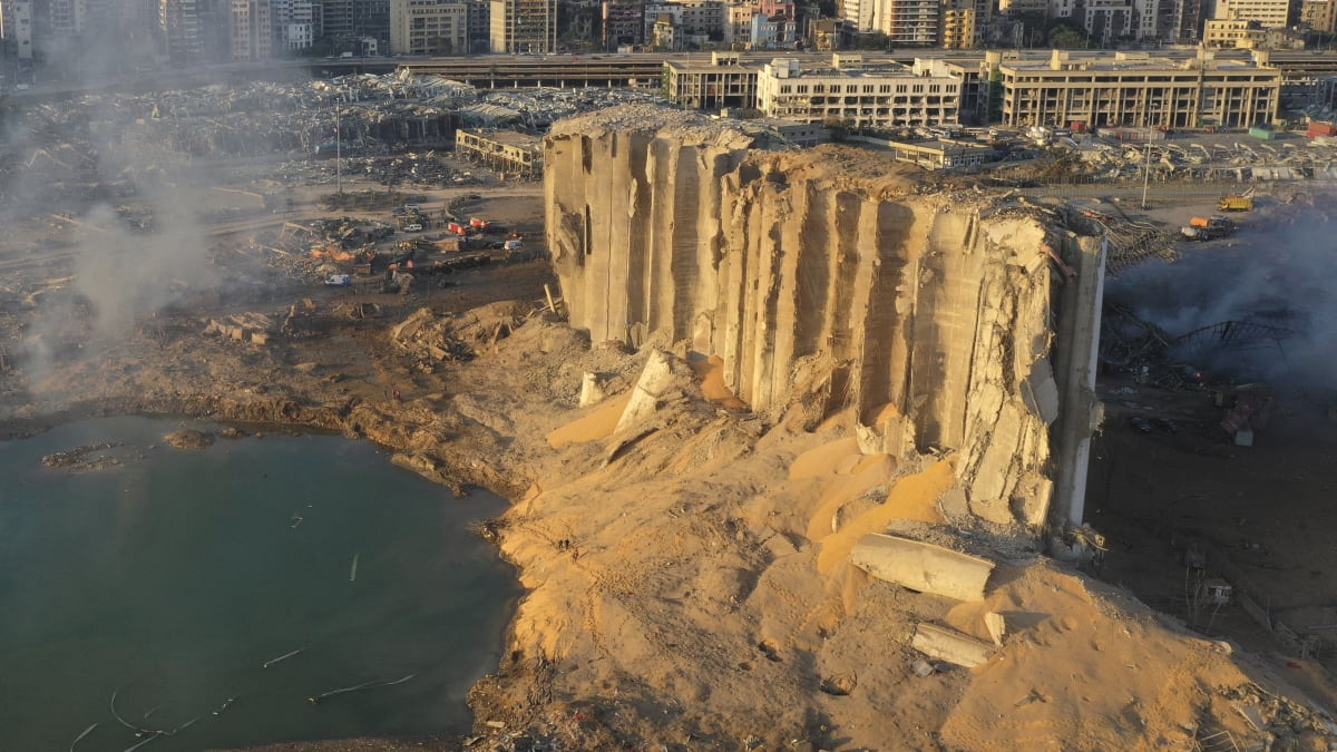 Pozůstatky sila s obilím v libanonském Bejrútu, kde vybuchl sklad plný ledku. 
