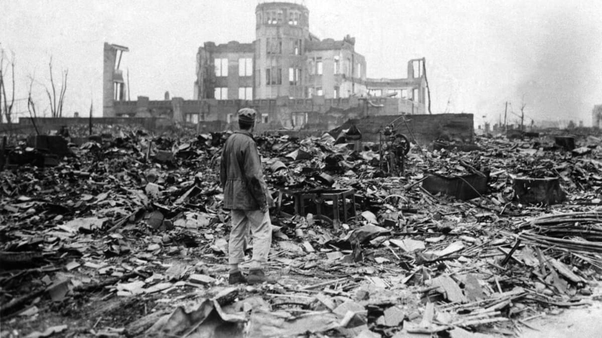Trosky Atomového dómu v Hirošimě, který zůstal částečně stát po výbuchu americké atomové bomby