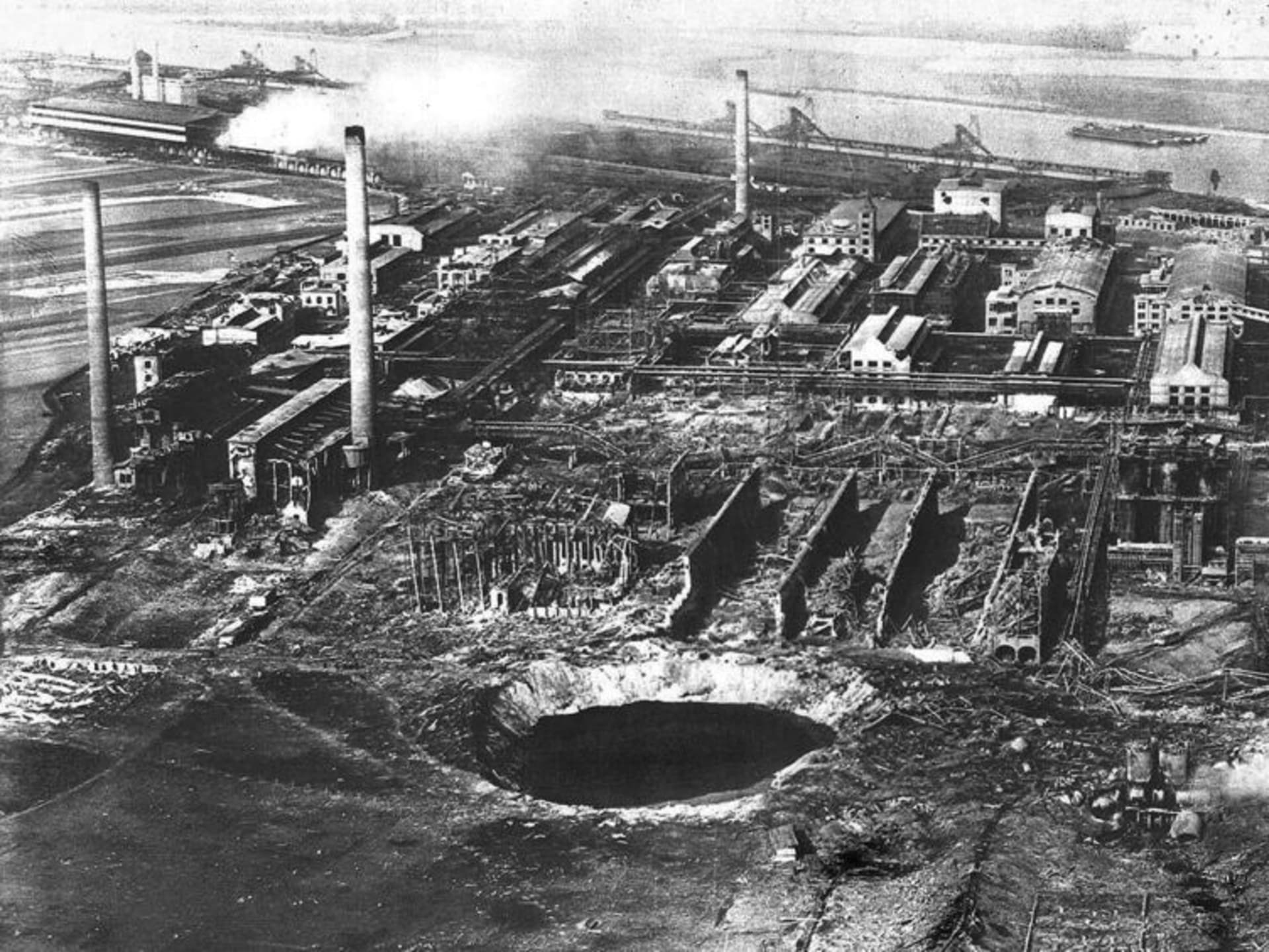 Takto vypadaly zbytky továrny BASF v německém Oppau nedaleko Mannheimu po výbuchu dusičnanu amonného. Tehdy zahynulo 561 lidí. (Zdroj: BASF)