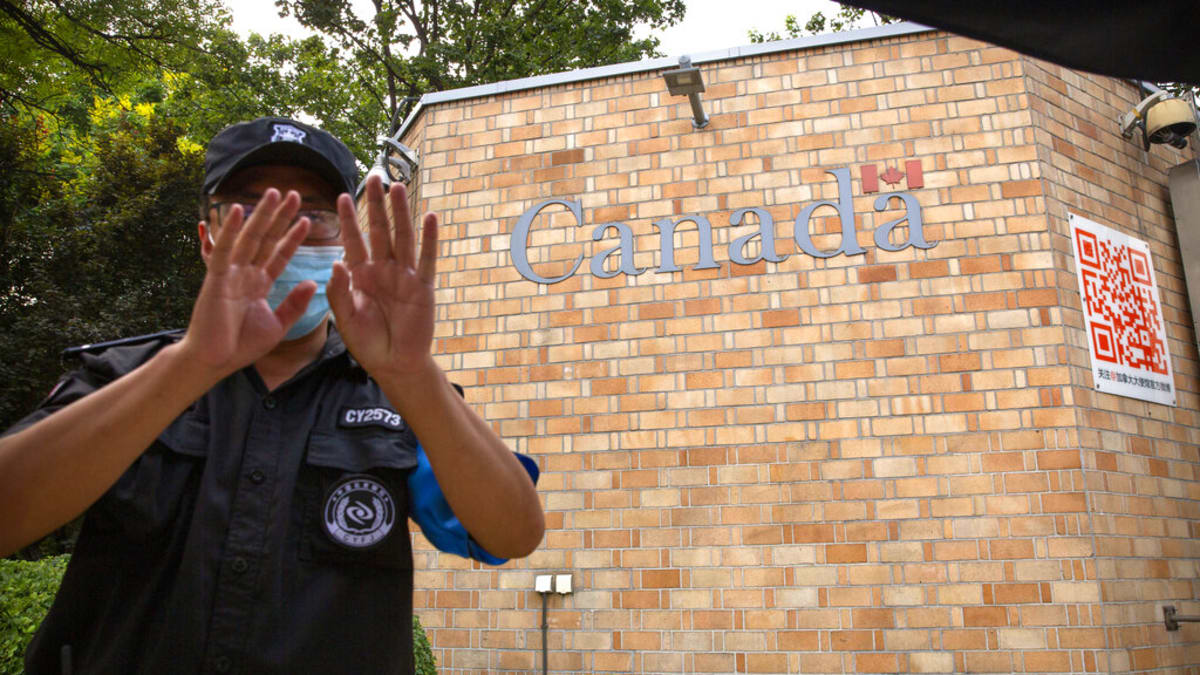 Bezpečnostní důstojník před kanadskou ambasádou v Pekingu