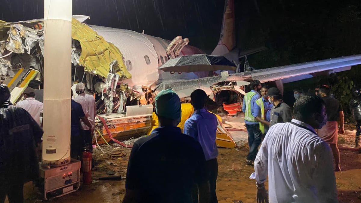 Havárie letadla v Indii si vyžádala nejméně 14 obětí.