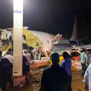 Havárie letadla v Indii si vyžádala nejméně 14 obětí.