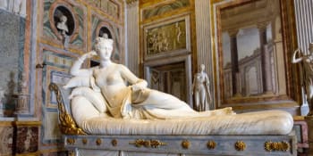 Fotka za všechny peníze: Muž v italském muzeu pózoval u sochy a ulomil jí prsty