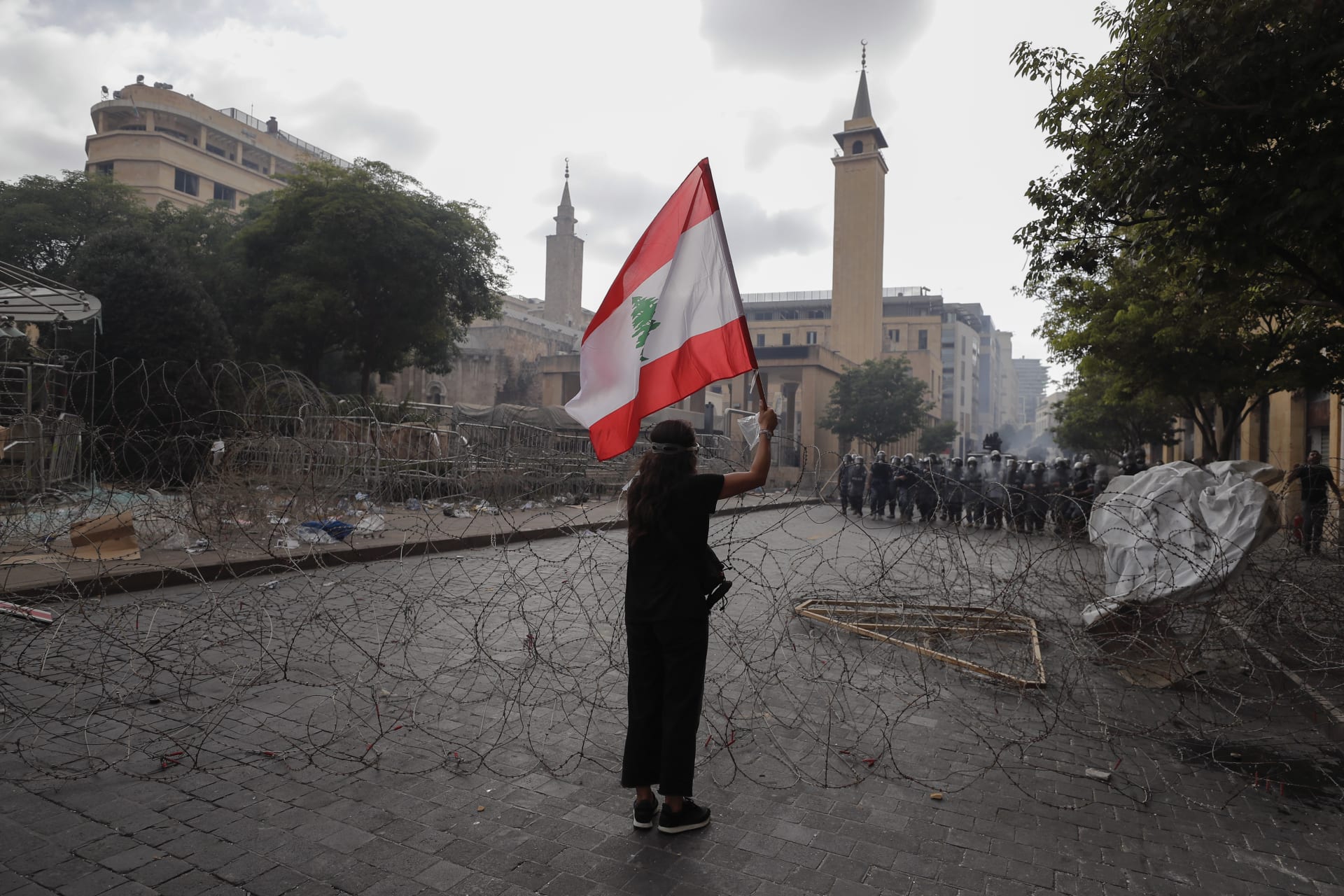 Demonstraci v Bejrútu ličí Dagmar Minaříková, zástupce vedoucího zastupitelského úřadu ČR v Libanonu. Foto: AP