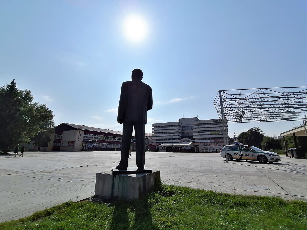 Čadca, náměstí s kulturním domem a sochou komunistického spisovatele Petra Jilemnického . Atmosféra postsovětského města