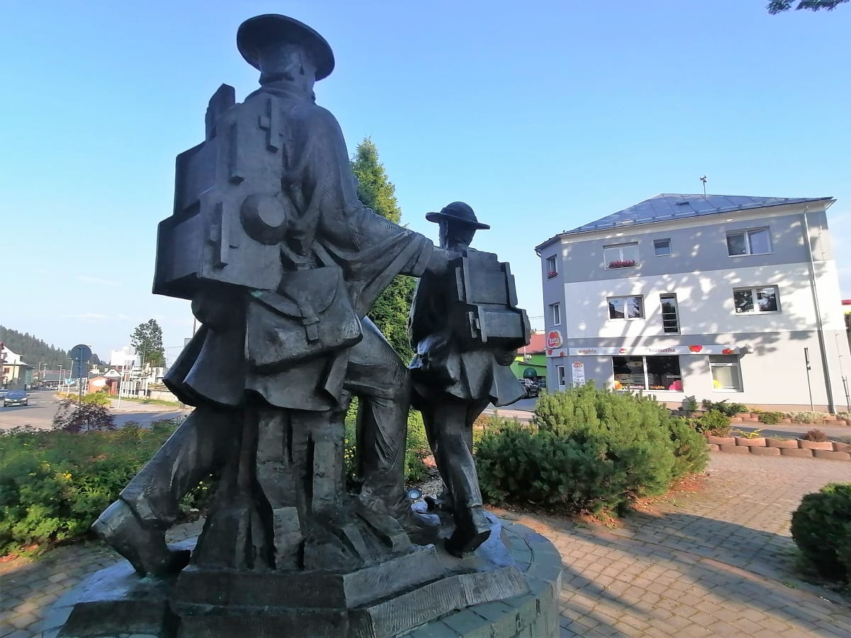 Pomník vystěhovalcům do Ameriky ve městě Turzovka na Kysucách