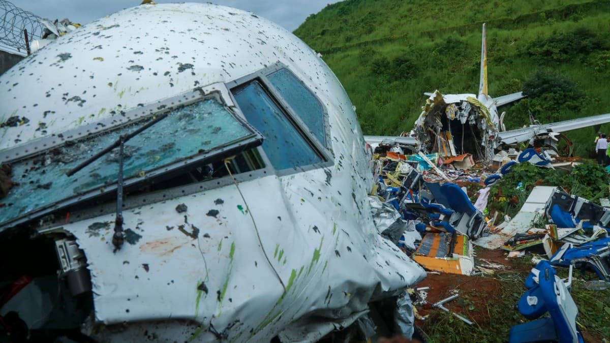 Letoun Boeing 737 sjel z přistávací dráhy a v rokli se rozlomil na dvě části.