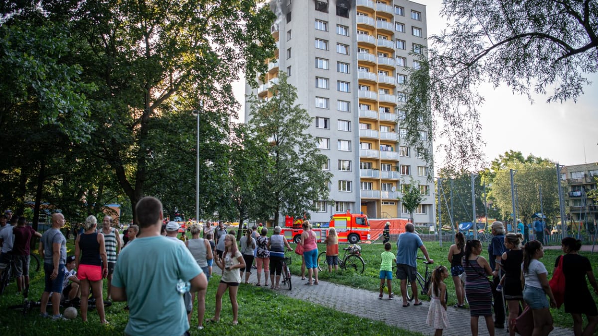 Vše nasvědčuje tomu, že sobotní požár v panelovém domě v Bohumíně na Karvinsku byl žhářský útok. (Foto: Profimedia)